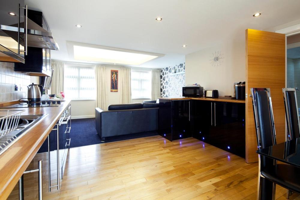 Queens Mansions: Princess Suite Blackpool Bagian luar foto
